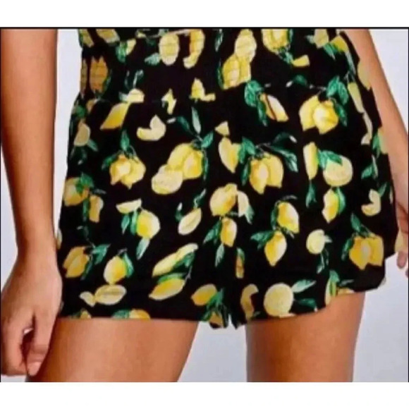 Victoria's Secret Pink Lemon Smocked Shorts Size Large Summer Vacation - Picture 1 of 8